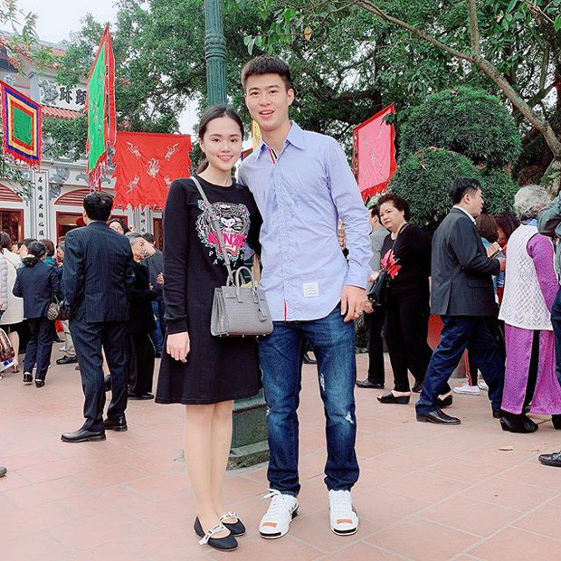 Ngày đầu năm dẫn vợ sắp cưới đi lễ chùa, cầu thủ Duy Mạnh ăn mặc bảnh bao với sơ mi xanh và quần jean.