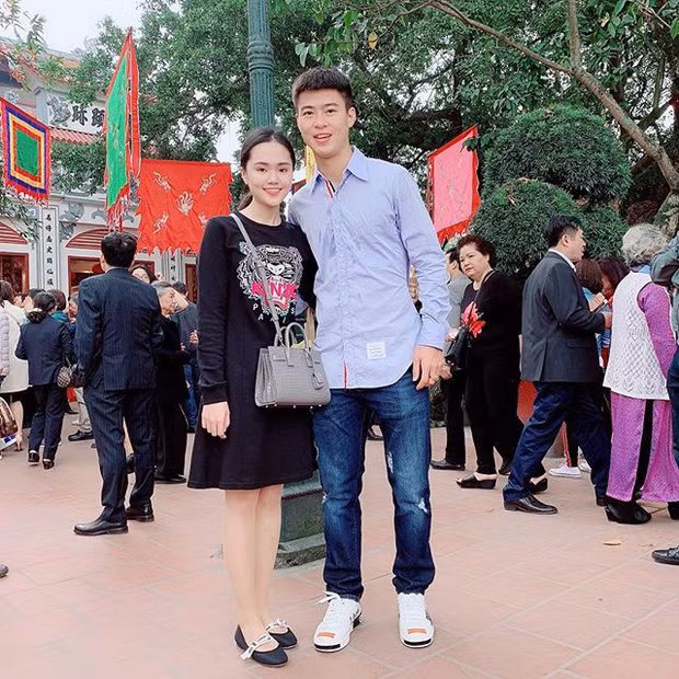 Ngày đầu năm dẫn vợ sắp cưới đi lễ chùa, cầu thủ Duy Mạnh ăn mặc bảnh bao với sơ mi xanh và quần jean.