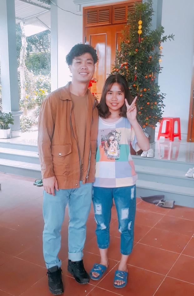 Thời trang đầu năm mới của Công Phượng trông khá “hầm hố” và bụi bặm khi về quê ăn Tết.