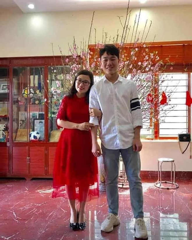 Khác hẳn hình ảnh quần đùi áo số trên sân cỏ, Lương Xuân Trường diện sơ mi trắng cực bảnh bao.