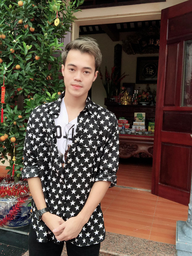 Nguyễn Văn Toàn luôn biết cách làm cho mình nổi bật với chiếc áo sơ mi họa tiết sao cùng cặp kính thời trang đeo trên cổ áo.