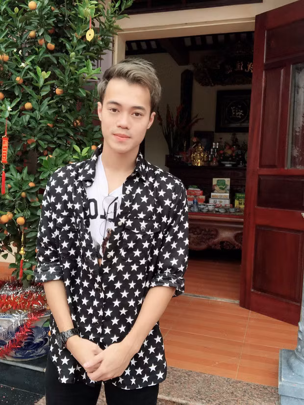 Nguyễn Văn Toàn luôn biết cách làm cho mình nổi bật với chiếc áo sơ mi họa tiết sao cùng cặp kính thời trang đeo trên cổ áo.