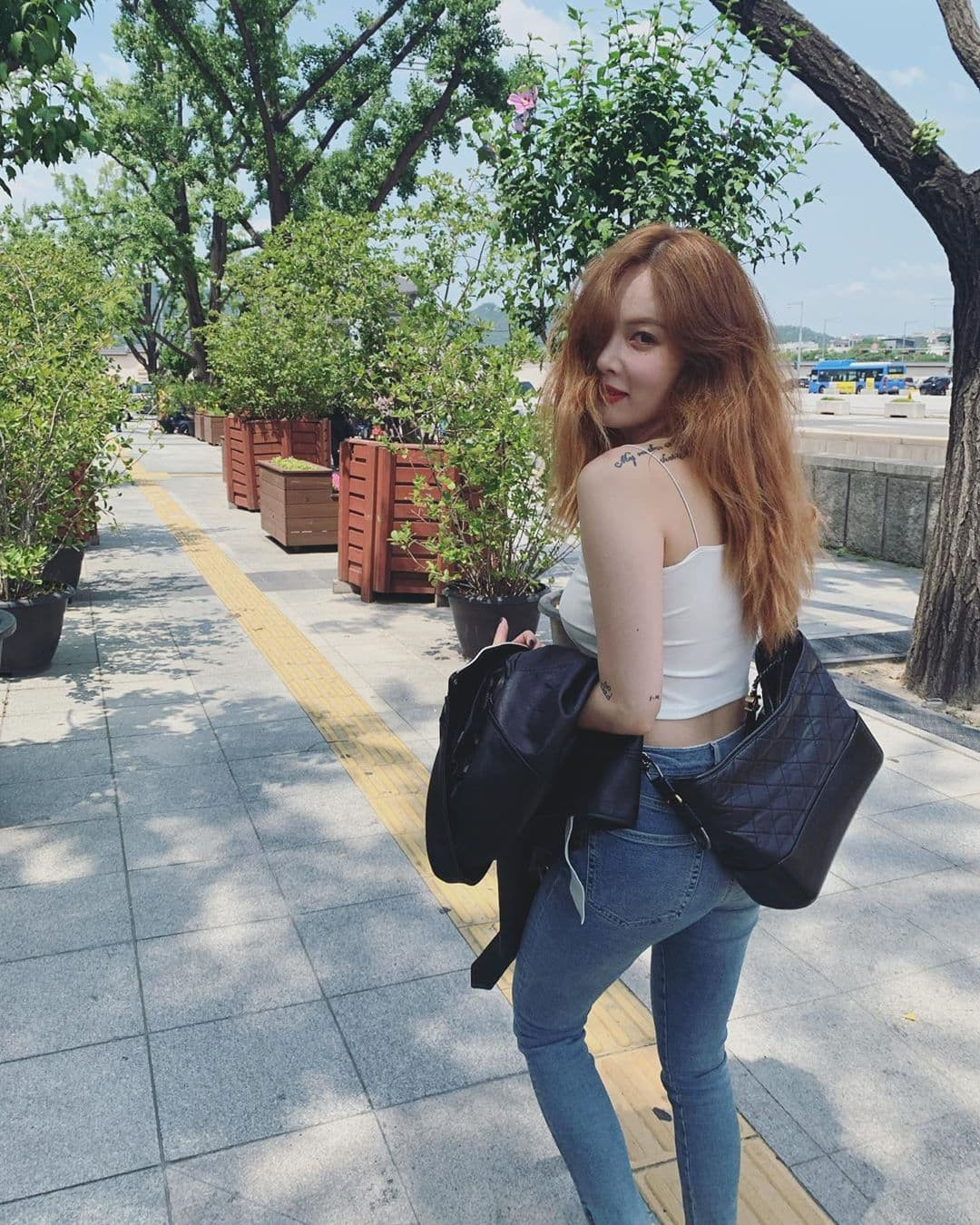 Ngoài đời thường, HyunA cũng ăn mặc khá gợi cảm với áo croptop hai dây phối cùng quần jeans năng động. Ảnh: Internet. Mời độc giả xem video "Minh Hằng chia sẻ về phong cách thời trang". Nguồn: VTC.