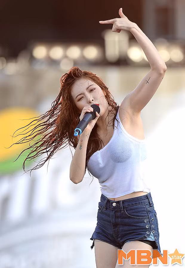 HyunA từng diện áo tank top trắng mỏng làm lộ nội y hay mặc trang phục quá ngắn lộ vòng 3.