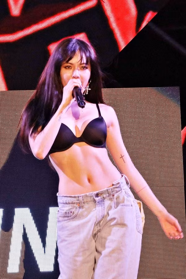 Người đẹp xứ Hàn mặc nội y khoe vòng một táo bạo trên sân khấu