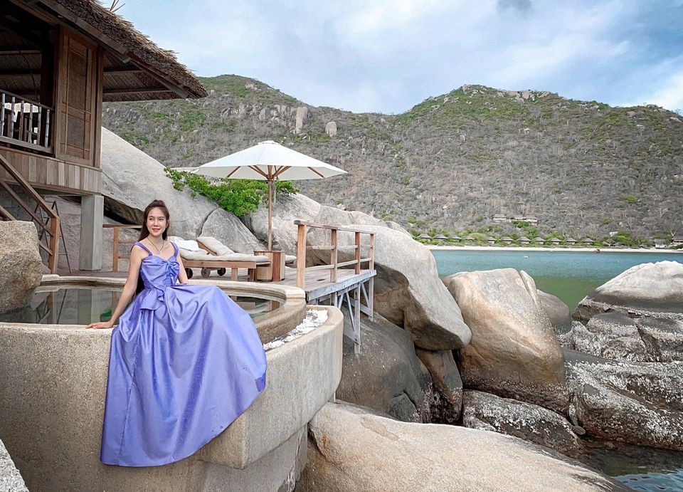 Bà mẹ 4 con vẫn rất sành điệu và trải nghiệm mọi phong cách thời trang mà cô muốn.