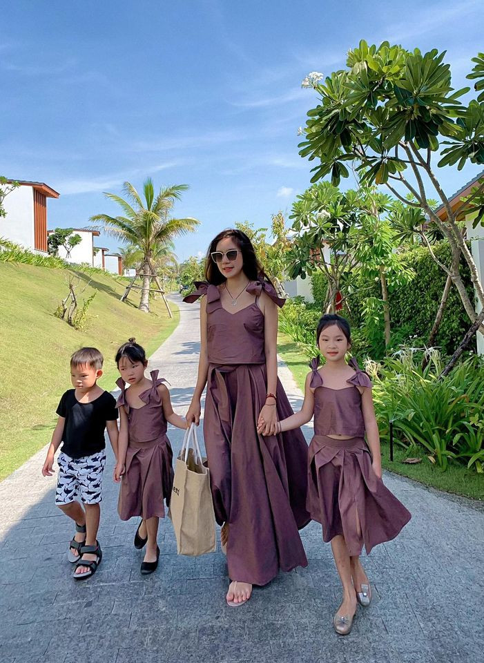 Mỗi lần xuất hiện trước công chúng, hay đi chơi thì cả gia đình lúc nào cũng diện đồ ton sur ton một cách hoàn hảo. Được biết, những bộ đồ xinh xắn như đồng phục gia đình này là do chính tay Minh Hà lựa chọn cho chồng con. Trong số đó, có không ít những set đồ gia đình đẹp mắt do bà xã xinh đẹp của Lý Hải tự thiết kế. Ảnh: FBNV.