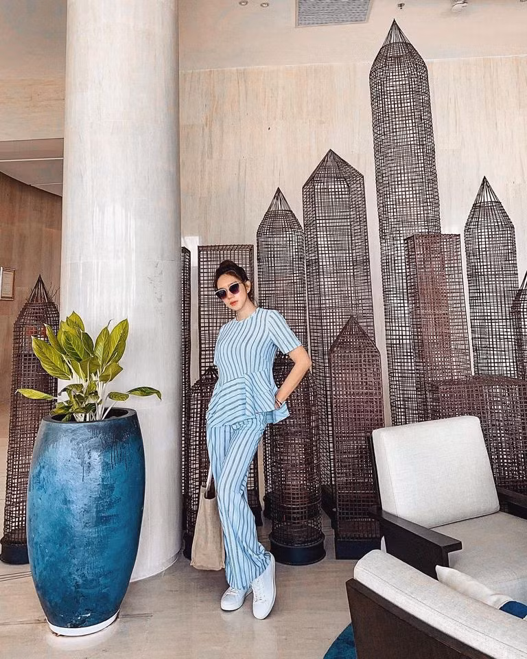 Theo đó, bí quyết để có gu thời trang sành điệu và những bộ cánh hợp mốt, không đụng hàng của bà xã Lý Hải chính là đặt may hay tự tay cô thiết kế cho mình và cả gia đình.