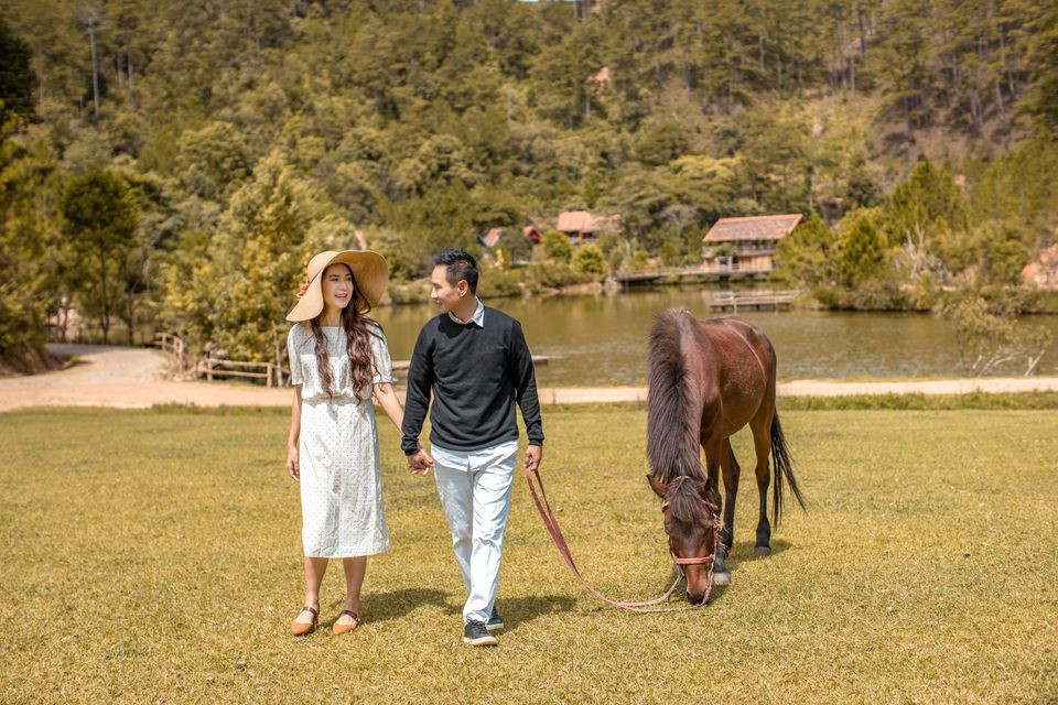 Minh Hà cũng không sử dụng quá nhiều giày cao gót, những thiết kế giày bệt, sandanls, sneaker… luôn gắn liền với hình ảnh đời thường của cô.