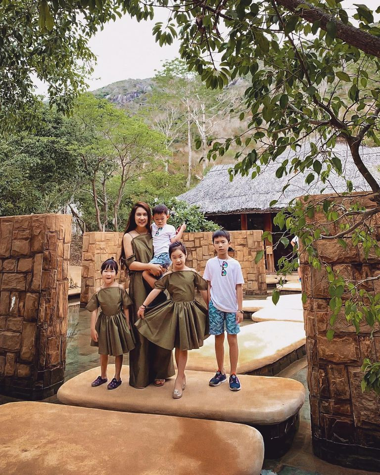 Không chỉ chăm chút cho vẻ ngoài của mình, mà Minh Hà còn trổ tài chọn quần áo, định hình phong cách thời trang cho ông xã và các con.