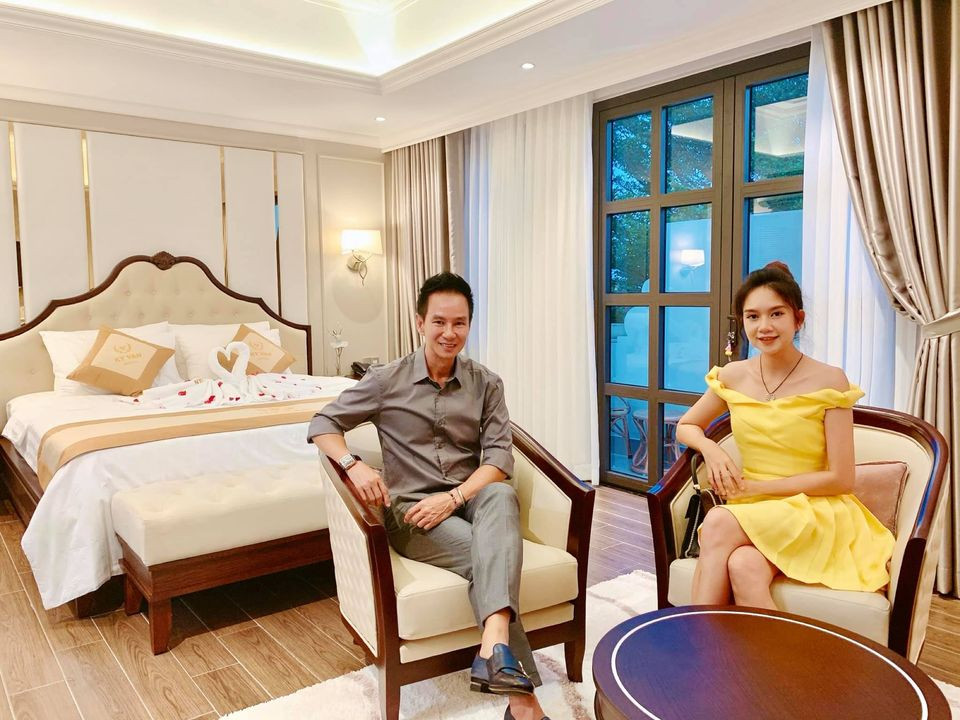 Minh Hà khoe nhan sắc rạng ngời với chiếc váy xoè màu vàng rực rỡ khi xuất hiện cùng chồng.