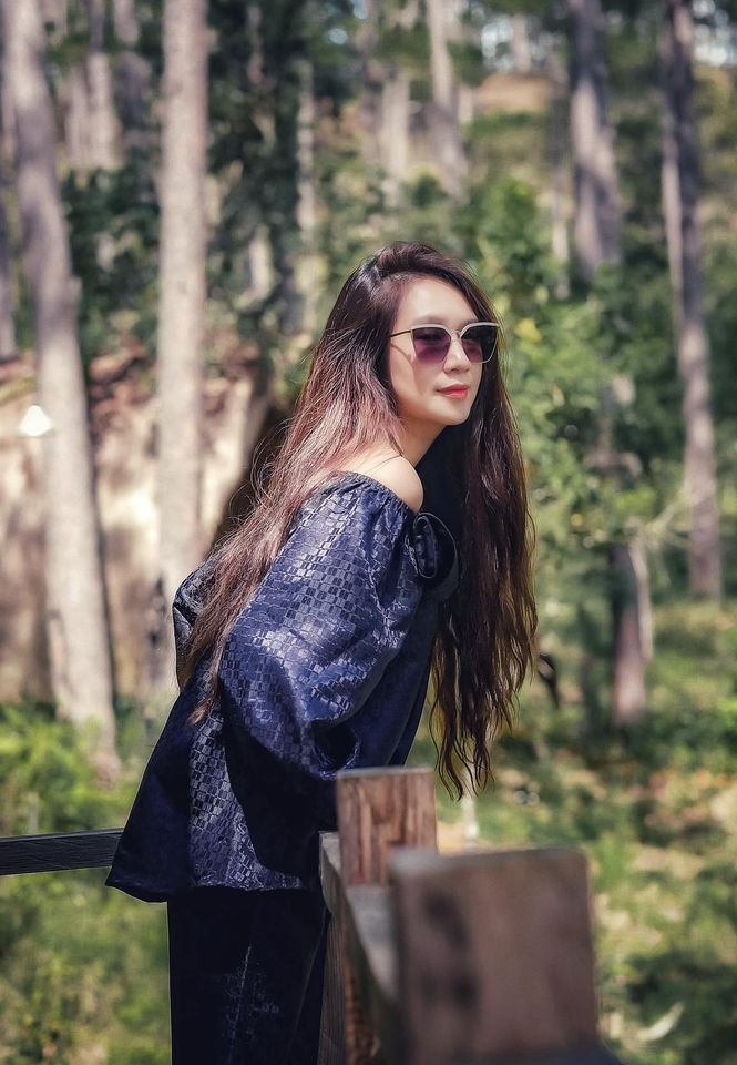 Trông cựu hot girl vẫn rất xinh xắn, sang chảnh và thanh lịch dù không sử dụng hàng hiệu như nhiều mỹ nhân khác trong showbiz.