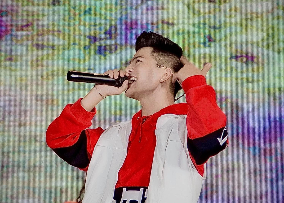 Khi lên sân khấu biểu diễn, chàng trai 19 tuổi chọn trang phục nổi bật như áo hoodie màu đỏ phối với ghi-lê trắng hài hòa.