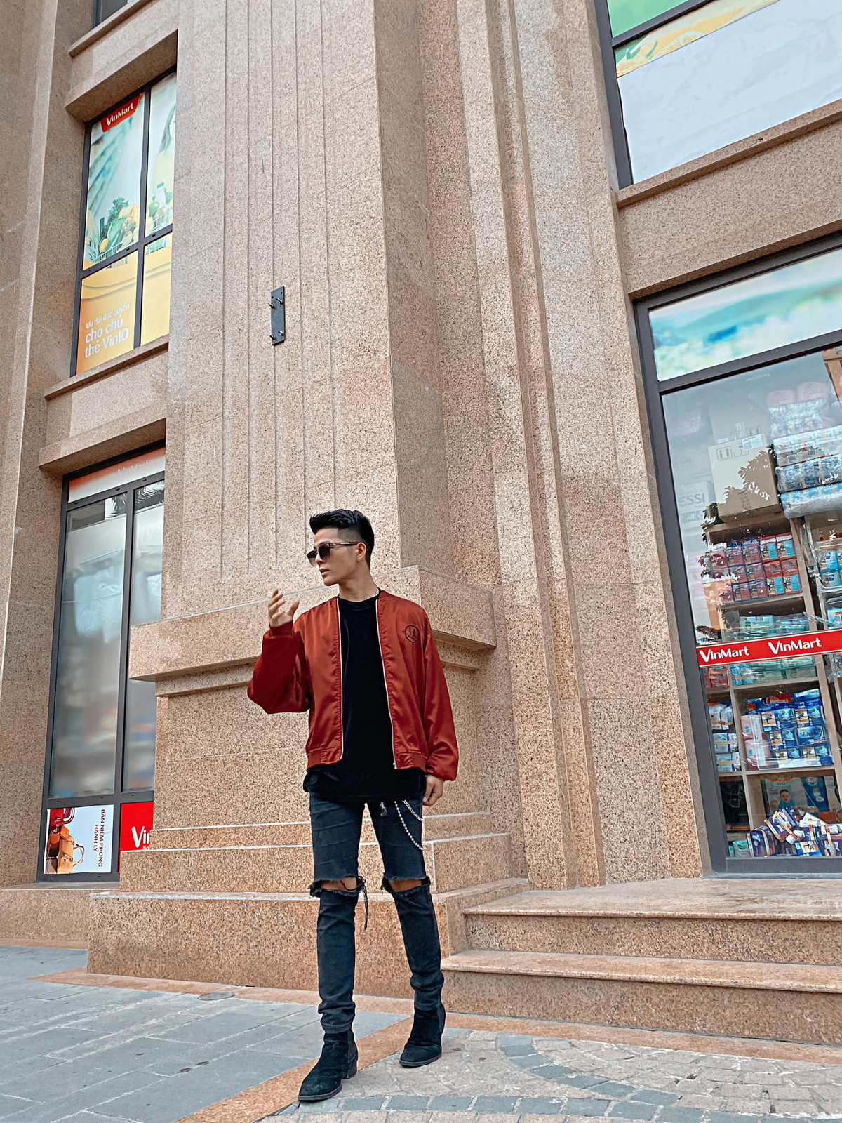 Phong cách bụi bặm với áo phông, quần jeans rách gối và áo khoác bomber có vẻ hợp với nam ca sĩ trẻ hơn. Ảnh: FBNV.