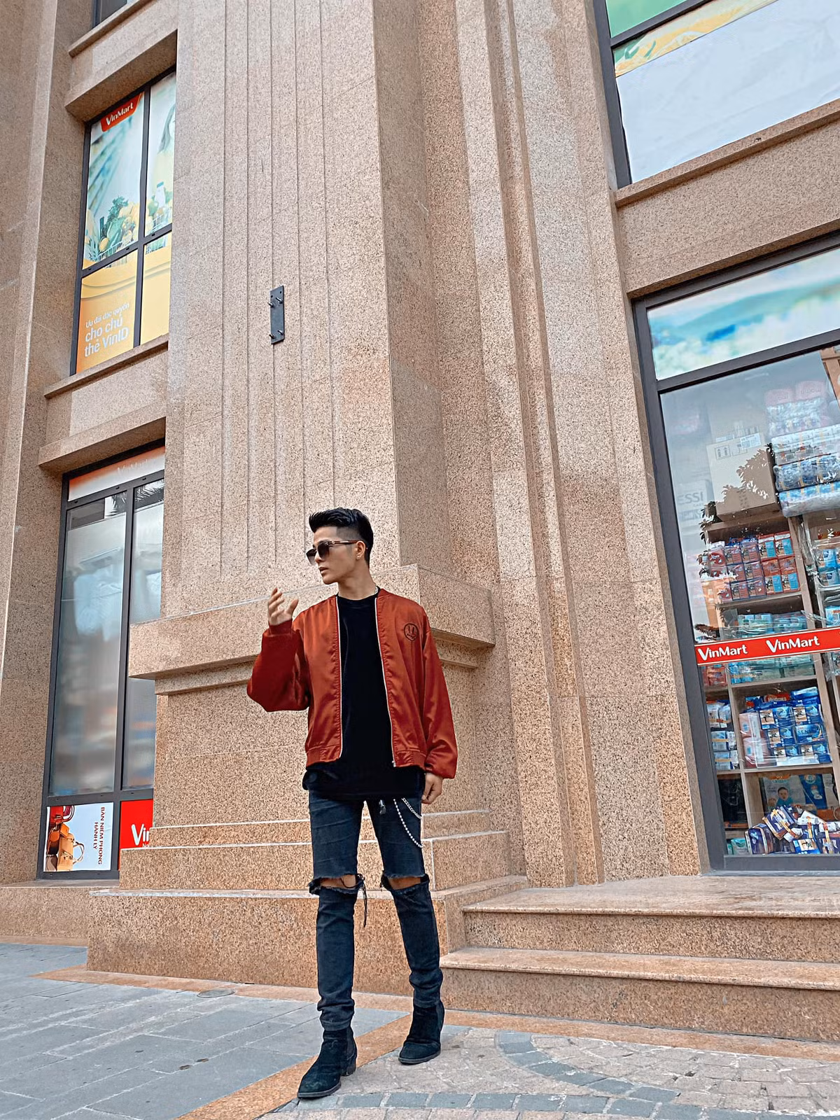 Phong cách bụi bặm với áo phông, quần jeans rách gối và áo khoác bomber có vẻ hợp với nam ca sĩ trẻ hơn. Ảnh: FBNV.