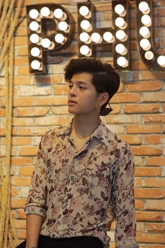 Chàng thanh niên sinh năm 2001 rất chịu khó làm mới hình ảnh của mình và cập nhật nhiều mốt khác nhau từ đầu tóc đến style ăn mặc.