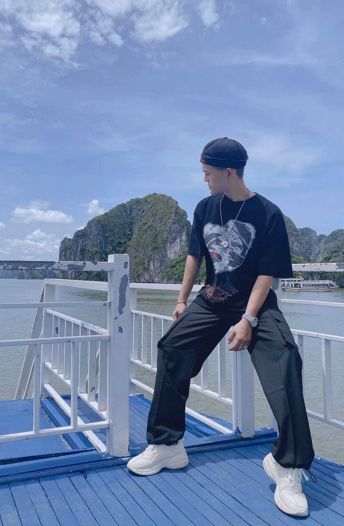 Theo đuổi gu thời trang cá tính, Quang Anh thường chọn những trang phục và màu tóc nổi bật cho bản thân.