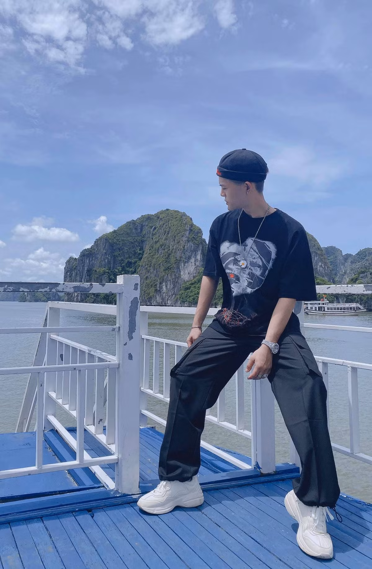 Theo đuổi gu thời trang cá tính, Quang Anh thường chọn những trang phục và màu tóc nổi bật cho bản thân.