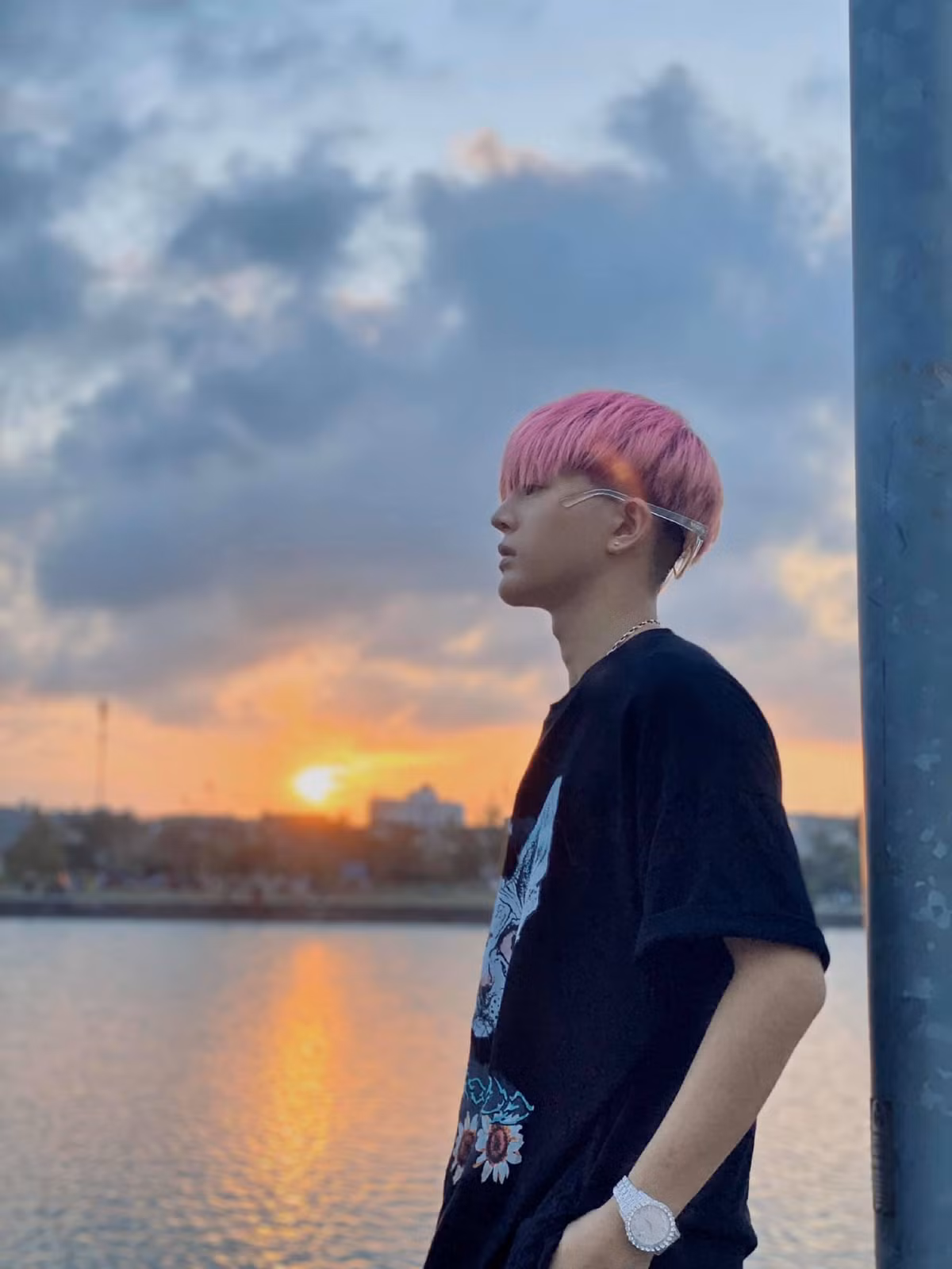 Trên trang cá nhân, anh chàng 19 tuổi chia sẻ bức ảnh "cực ngầu" với màu tóc màu hồng lạ lẫm cùng trang phục "chất chơi" khi xuống phố.