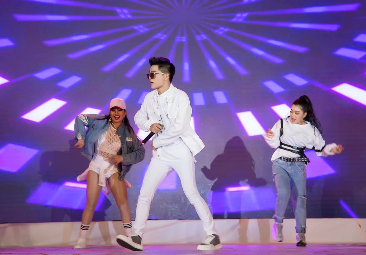 Không chỉ ăn mặc cá tính, Quang Anh còn khá đầu tư cho các màn vũ đạo.