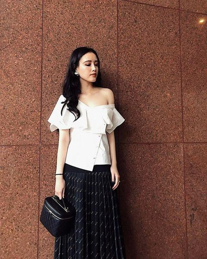 Set đồ đen trắng sang chảnh biến Ngọc Phượng thành quý cô gợi cảm.