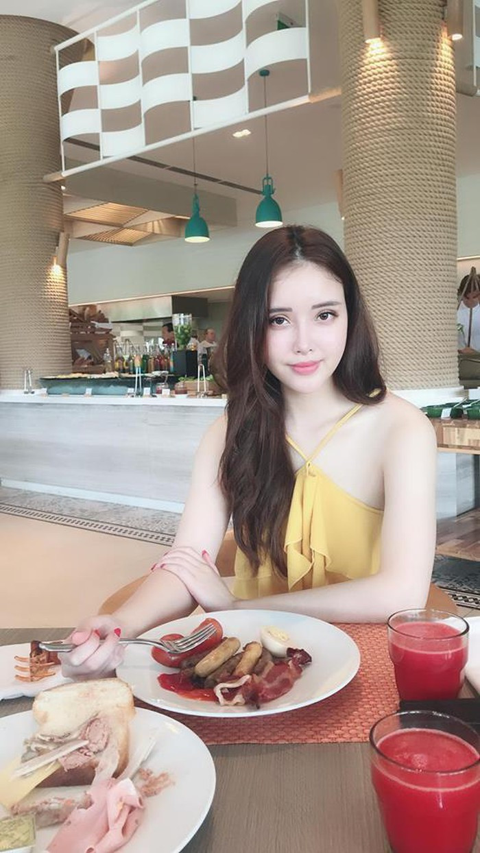 Nhờ có làn da trắng, Ngọc Phượng tự tin mặc trang phục "khoe" đôi vai trần nõn nà. Ảnh: FBNV. Video "Minh Hằng chia sẻ về phong cách thời trang". Nguồn: VTC.