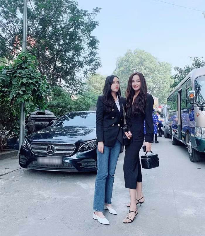 Cô nàng 26 tuổi này sở hữu ngoại hình khá bắt mắt, làn da trắng và chiều cao 1,78 m. Cũng như Mai Phương Thúy, Ngọc Phượng ăn mặc sành điệu và khá thời thượng.