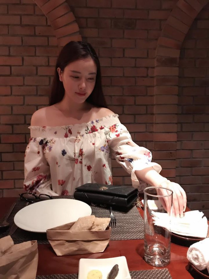 ...khi thì nữ tính, dịu dàng với áo hoa trễ vai...