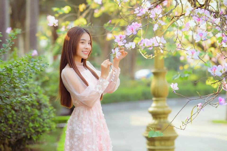 Trái ngược với nhân vật Nhiên, Trần Vân ở ngoài đời sở hữu vẻ đẹp xinh xắn, đáng yêu và nữ tính. Cô gây bất ngờ cho khán giả khi ăn mặc điệu đà, có đôi chút gợi cảm.