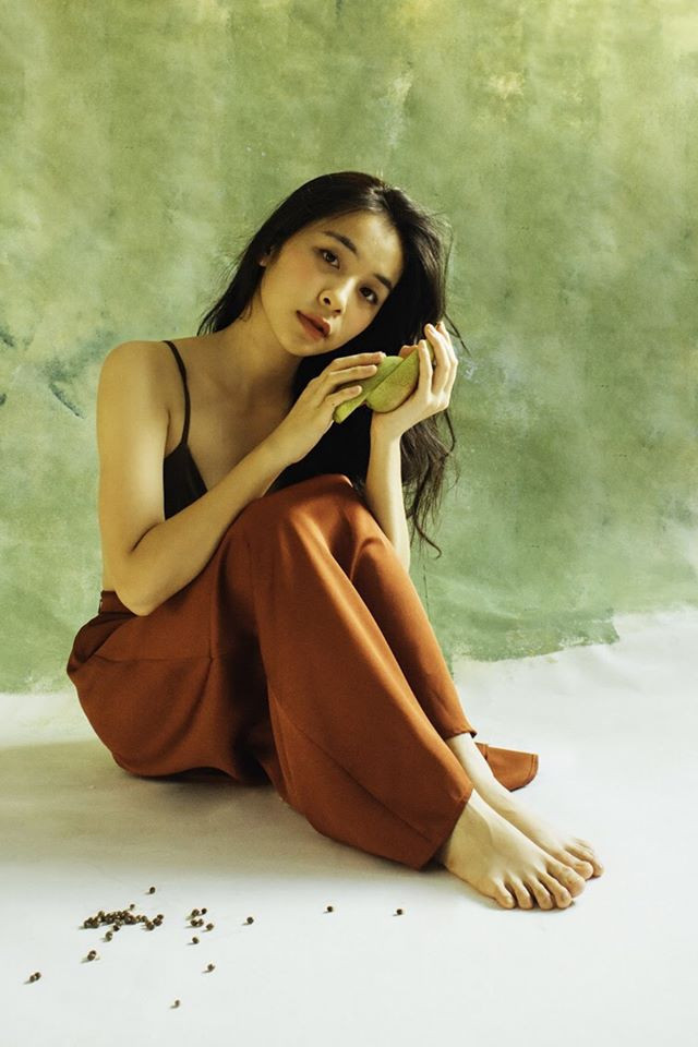 Cô nàng táo bạo khi phối áo lót với quần ống suông.