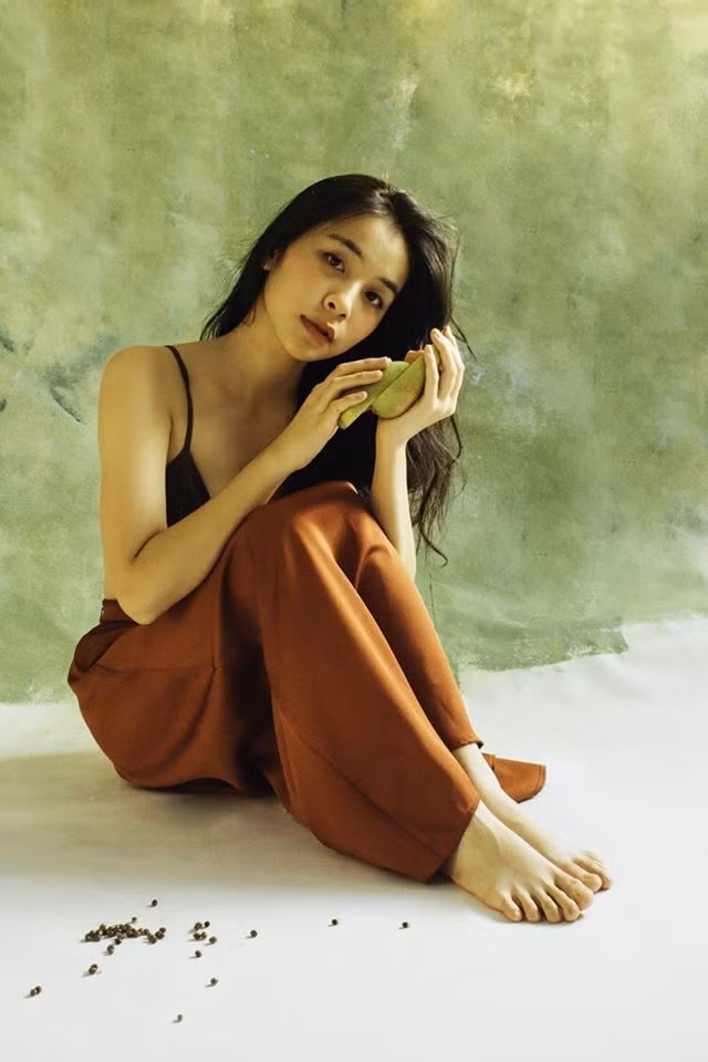 Cô nàng táo bạo khi phối áo lót với quần ống suông.