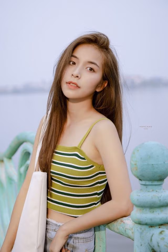 Trái với trong phim, Trần Vân ở ngoài biến hóa phong cách liên tục, khi thì nữ tính, gợi cảm, lúc lại năng động, trẻ trung.