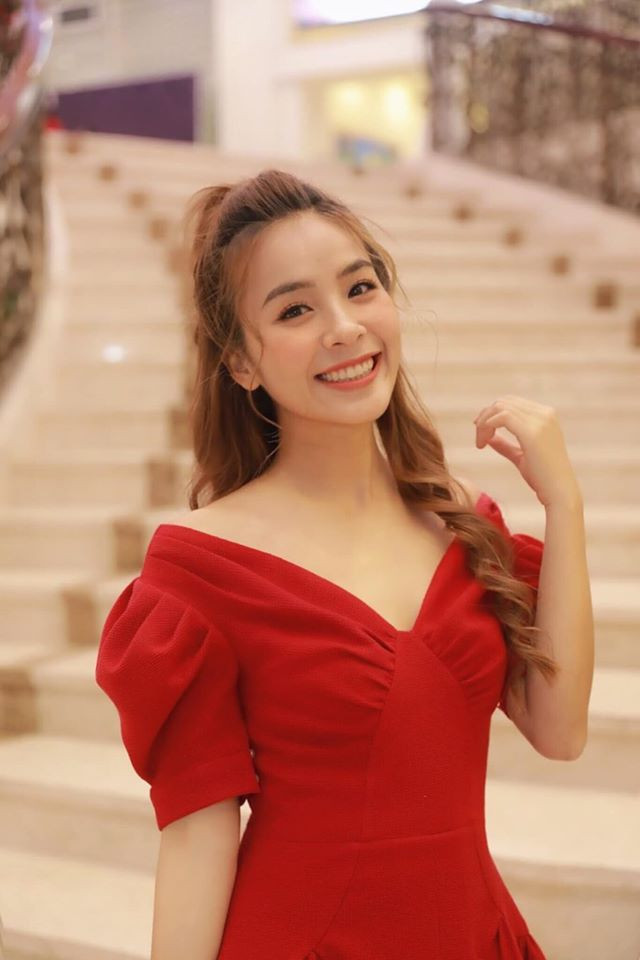 Người đẹp sinh năm 1997 trở nên duyên dáng và gợi cảm trong chiếc đầm đỏ trễ vai đầy sexy.