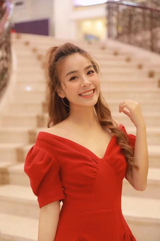 Người đẹp sinh năm 1997 trở nên duyên dáng và gợi cảm trong chiếc đầm đỏ trễ vai đầy sexy.