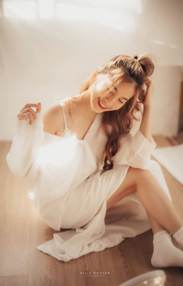 Nữ diễn viên xinh đẹp khoe vai trần gợi cảm trong chiếc váy sơ mi trắng phom rộng.