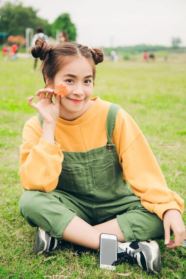 Áo thun phối với quần yếm là items được Trần Vân thường xuyên diện. Ảnh: FBNV. Video "Minh Hằng chia sẻ về phong cách thời trang". Nguồn: VTC.