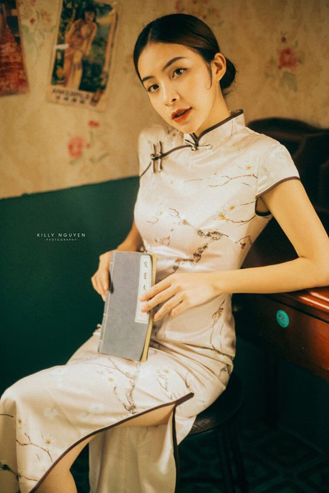 Nữ diễn viên cực kỳ cuốn hút với chiếc sườn xám xẻ cao.