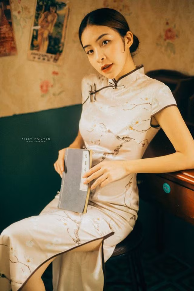 Nữ diễn viên cực kỳ cuốn hút với chiếc sườn xám xẻ cao.