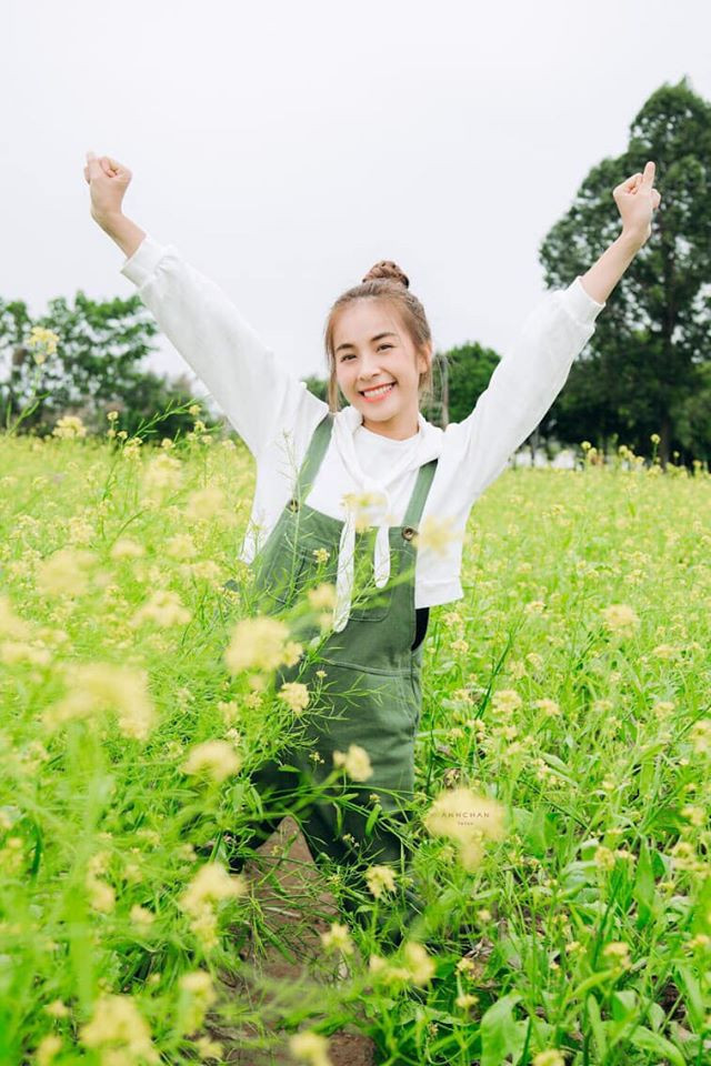 Nữ diễn viên cũng yêu thích các trang phục trẻ trung, cá tính.