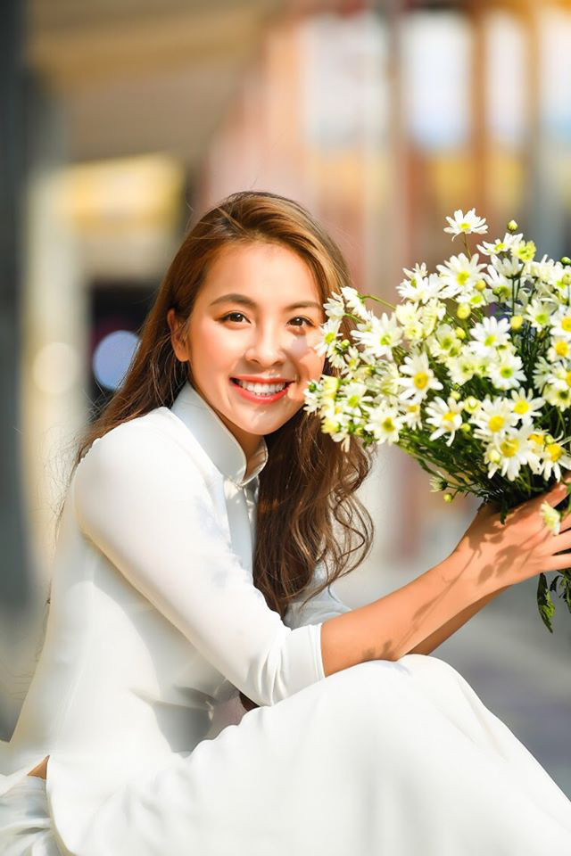 Nữ diễn viên "Nhà trọ Balanha" diện áo dài cực duyên dáng.