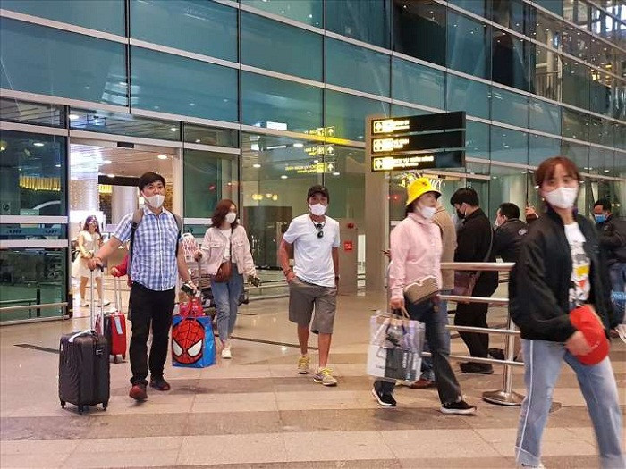 Để an toàn và phòng tránh COVID-19 khi đi du lịch dịp 30/4, điều đầu tiên bạn nên nhớ là luôn luôn đeo khẩu trang khi ra ngoài, hãy giữ khoảng cách tiếp xúc, tốt nhất là 2m.