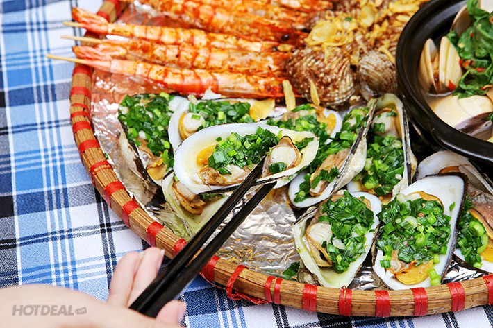 Tránh ăn thức ăn lạ: Với tình hình dịch bệnh như hiện nay, khi đi du lịch, bạn cần tránh ăn thực phẩm hoặc uống nước bên ngoài nếu không chắc chắn những thứ đó an toàn. Trước khi ra khỏi phòng nhà nghỉ hay khách sạn, bạn có thể mang theo nước đóng chai hoặc thực phẩm chuẩn bị sẵn.