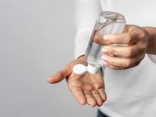 Rửa/khử trùng tay thường xuyên: Bạn cần sử dụng thuốc khử trùng tay (có nồng độ cồn từ 60-95%) thường xuyên khi đi du lịch. Bởi việc di chuyển tới nhiều nơi sẽ khiến tay bạn tiếp xúc với nhiều vị trí khác nhau, nơi đây có thể chứa rất nhiều vi trùng và virus.