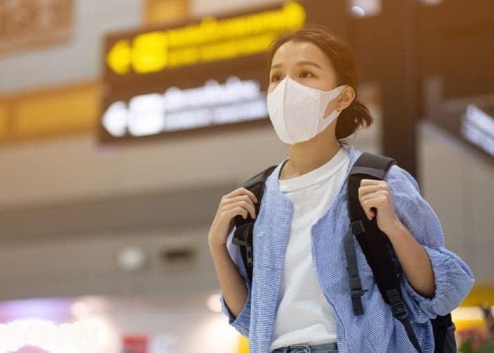 Hạn chế tiếp xúc gần: Điều này rất khó thực hiện bởi đã đi du lịch bạn chắc chắn phải tiếp xúc với nhiều người. Tuy nhiên, hãy cố gắng giữ khoảng cách với tất cả những người xung quanh, tránh tiếp xúc gần. Bạn có thể dùng khẩu trang hoặc găng tay để tự bảo vệ mình. Ngoài ra, hãy đảm bảo rằng khi di chuyển bạn không tiếp xúc với động vật hay gia cầm sống.