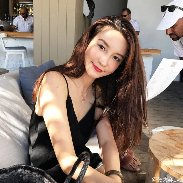 Váy hai dây màu đen gợi cảm tôn lên làn da trắng nõn của mỹ nhân 8X. Ảnh: Internet.