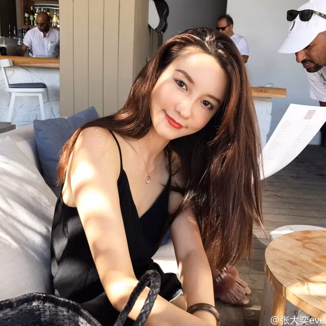 Váy hai dây màu đen gợi cảm tôn lên làn da trắng nõn của mỹ nhân 8X. Ảnh: Internet.