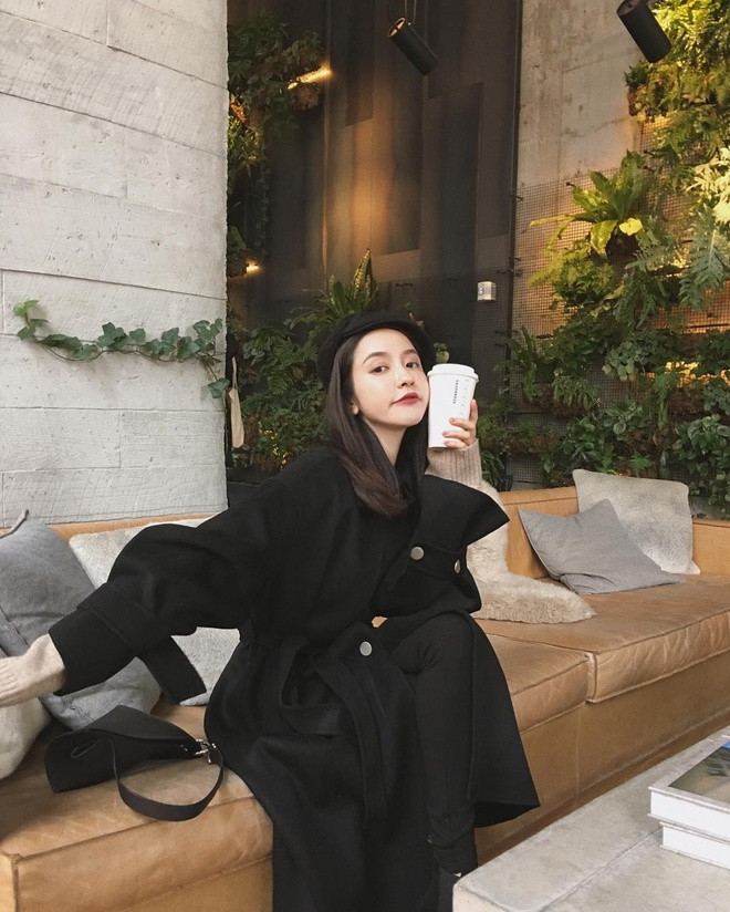 Trang phục của người đẹp rất giống với các hot girl trên mạng xã hội.