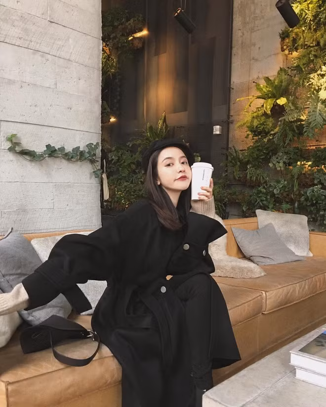 Trang phục của người đẹp rất giống với các hot girl trên mạng xã hội.