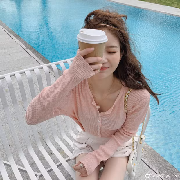 Cách ăn mặc trẻ trung của Trương Đại Dịch được giới trẻ Trung Quốc khá yêu thích.