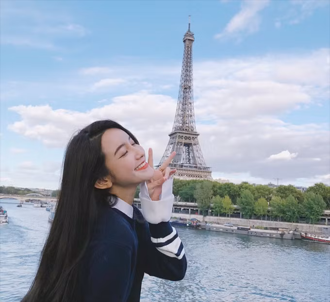 Người đẹp sinh năm 1988 chiều chuộng bản thân bằng cách sắm toàn đồ hiệu, sở hữu xe sang và tự thưởng cho chính mình những chuyến du lịch khắp thế giới.